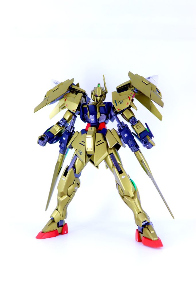 正面ショット行った改造は、首の延長、手足の入れ替えくらいです。色を統一するだけで違和感なくなりますね！誰ハンドロコーナーさんが乗ってそうですよね、、、。中距離から近距離を得意とした機体設定で作ってみました〜