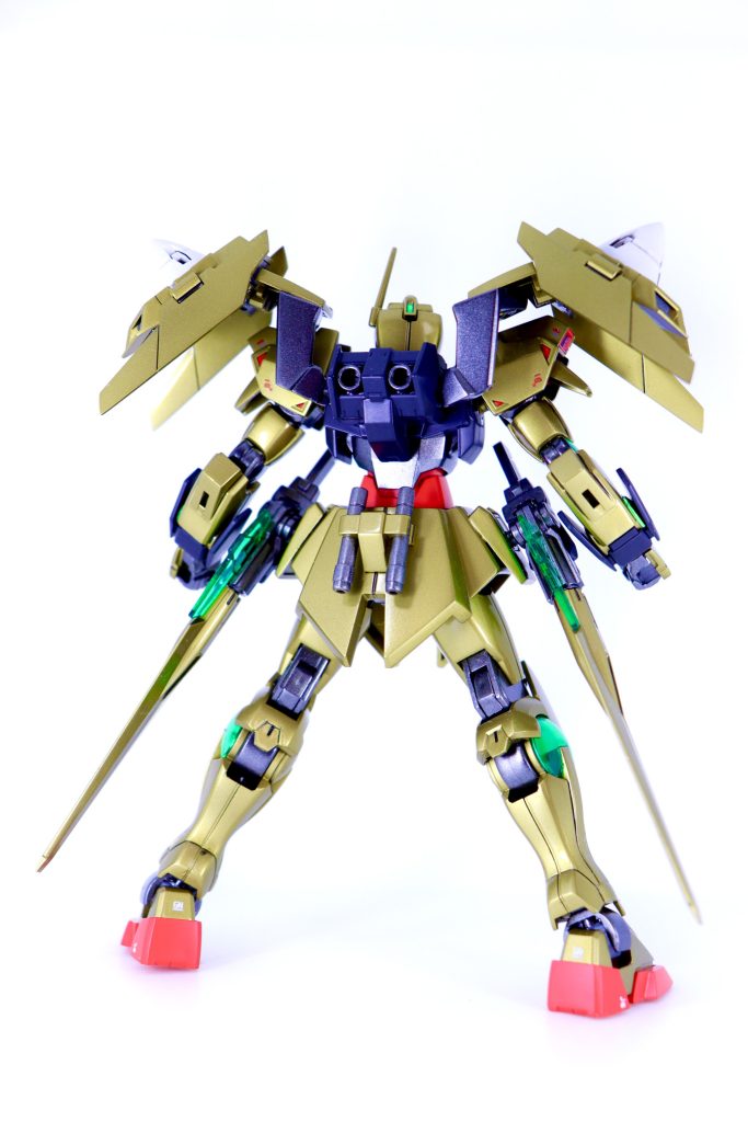 バックショット腰部マウントのビームサーベルは、百式のものを使うはずですが、墨入れしたら粉々に砕けまして、、、💦墨入れエナメルは卒業しようかな、、、余ってたジャンクのサーベルがうまいことハマったのでそれに入れ替えちゃいました！各所のクリアグリーンがお気に入りです☺️ ここからは武装を紹介します‼️