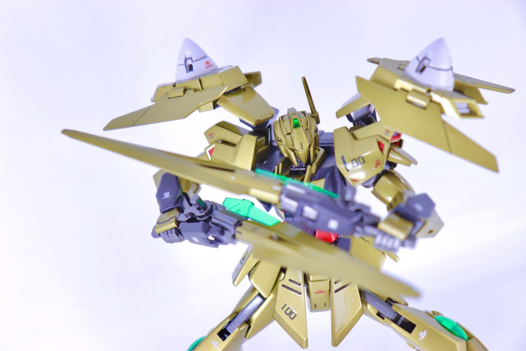 GNソードII 【ライフルモード】【ソードモード】本機の主武装。実体剣としとのソードモードから射撃用のライフルモードへと変化、さらに長尺のビーム刃を発生させたビームサーベルモードも存在する。武装を持ち替えず瞬時に機能性を変えることができる。