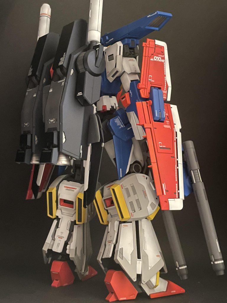 ぐるり。筋彫り、グラデーション塗装、塗り分けしてます。デカールはHi-Q パーツのコーションデカールを追加しています主な色は青: ライフリブルー赤:プレミアムレッドバックパック:プリズムブルーブラックとしました。塗装しながら考えたのですが、色のバランスを取るのって難しい！！トップコートが色のバランスを均してくれたので結果オーライですが、鮮やかすぎる赤を選んでしまった気がします。