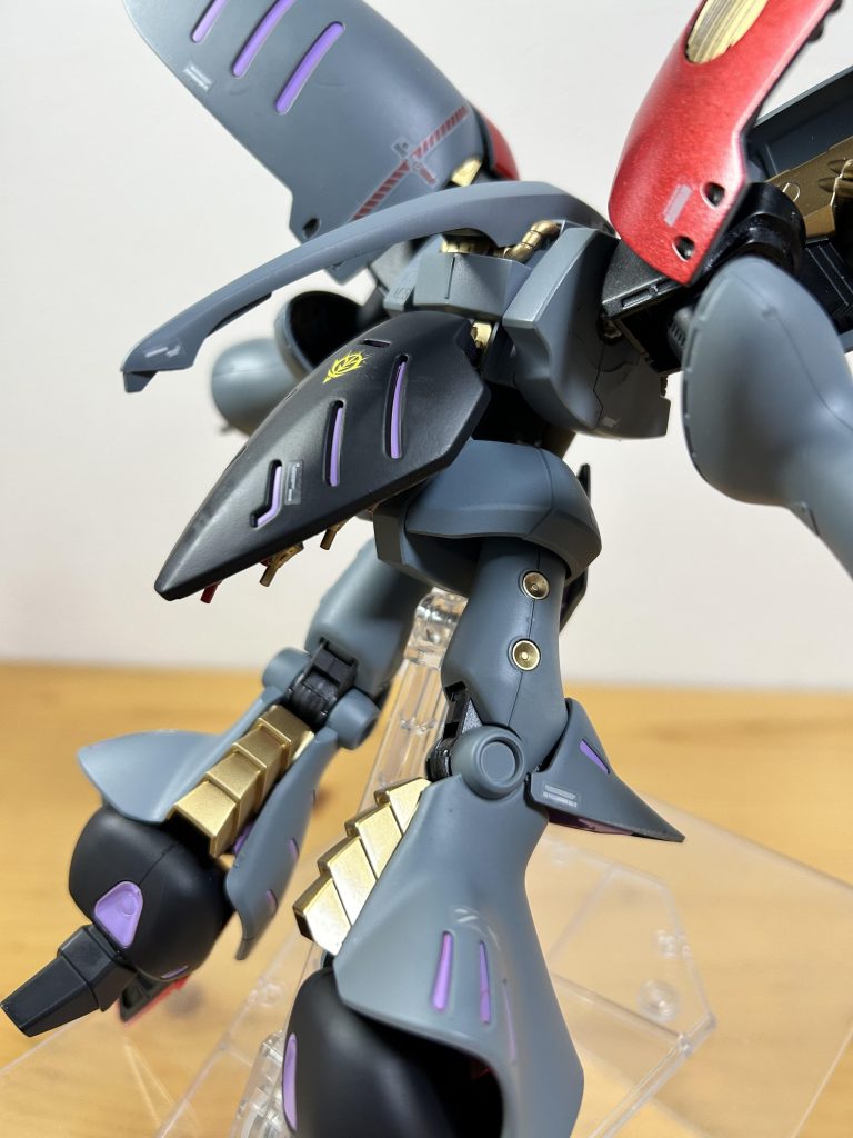 ヒールが見えるショット。ヘイズグレイにパープルのスリットが今回のニュータイプカラーです。