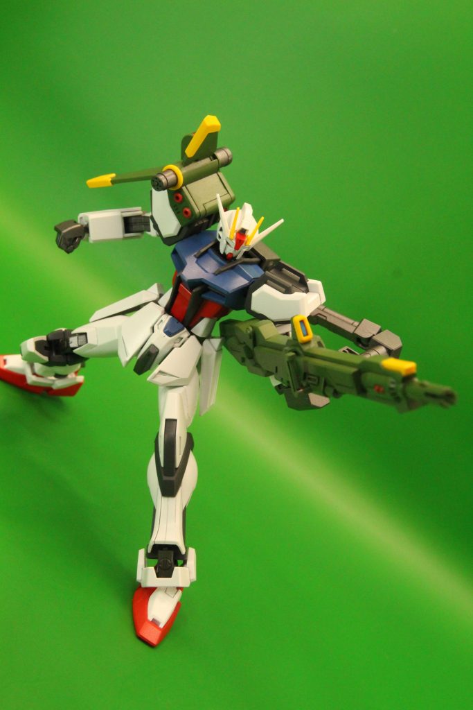 アグニのセンサーは筆塗り→レジンでセンサー感を目指しましたが…写真では効果なし。涙今回の一番の難所はアグニの赤いぽちぽち。素組では見事な色分けですが、先ハメのため合わせ目を消したくなると途端に難敵に。結局ポチポチだけを切り離し、何度も紛失しそうになりながらテープに貼って塗装しました!(ポチポチは二度切りしたゲートの切れ端に擬態できます)