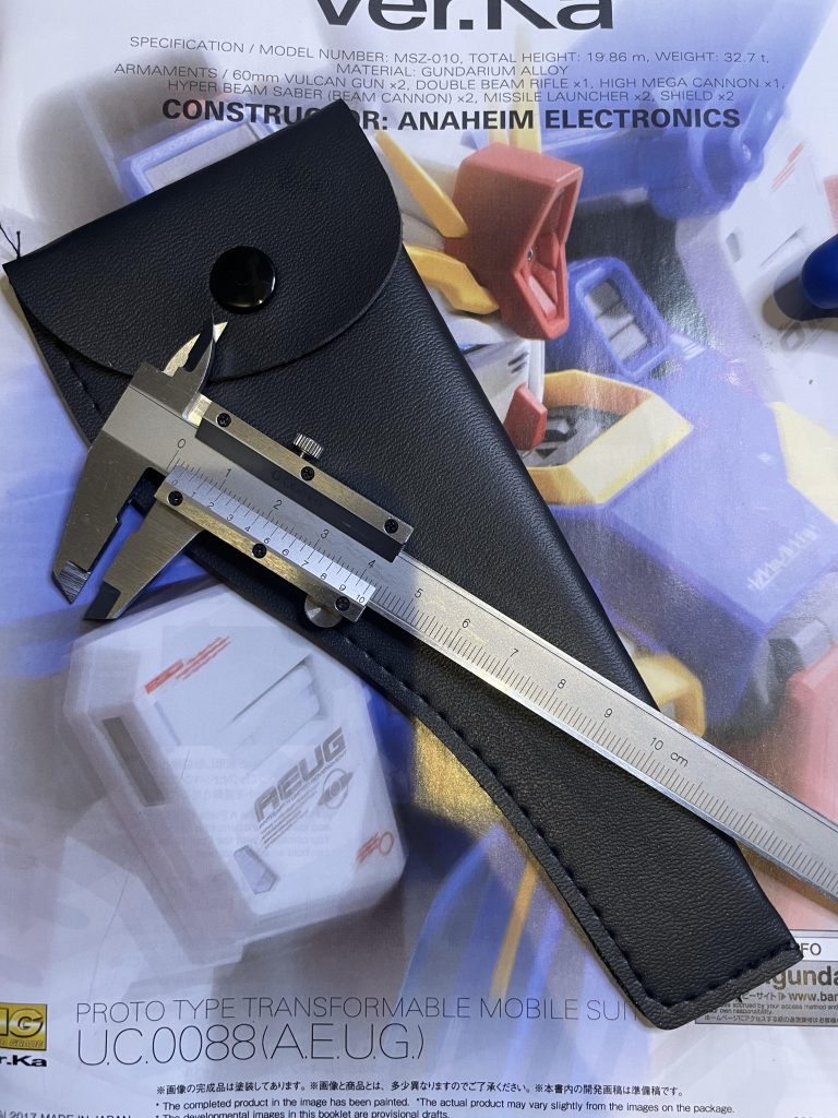 今回はガイアノーツの筋彫り用ノギスを使ってみました。これすごいです。パーツの縁に平行な線筋が楽に掘れます。若干の慣れが必要ですが、想定よりも早く作業できました！