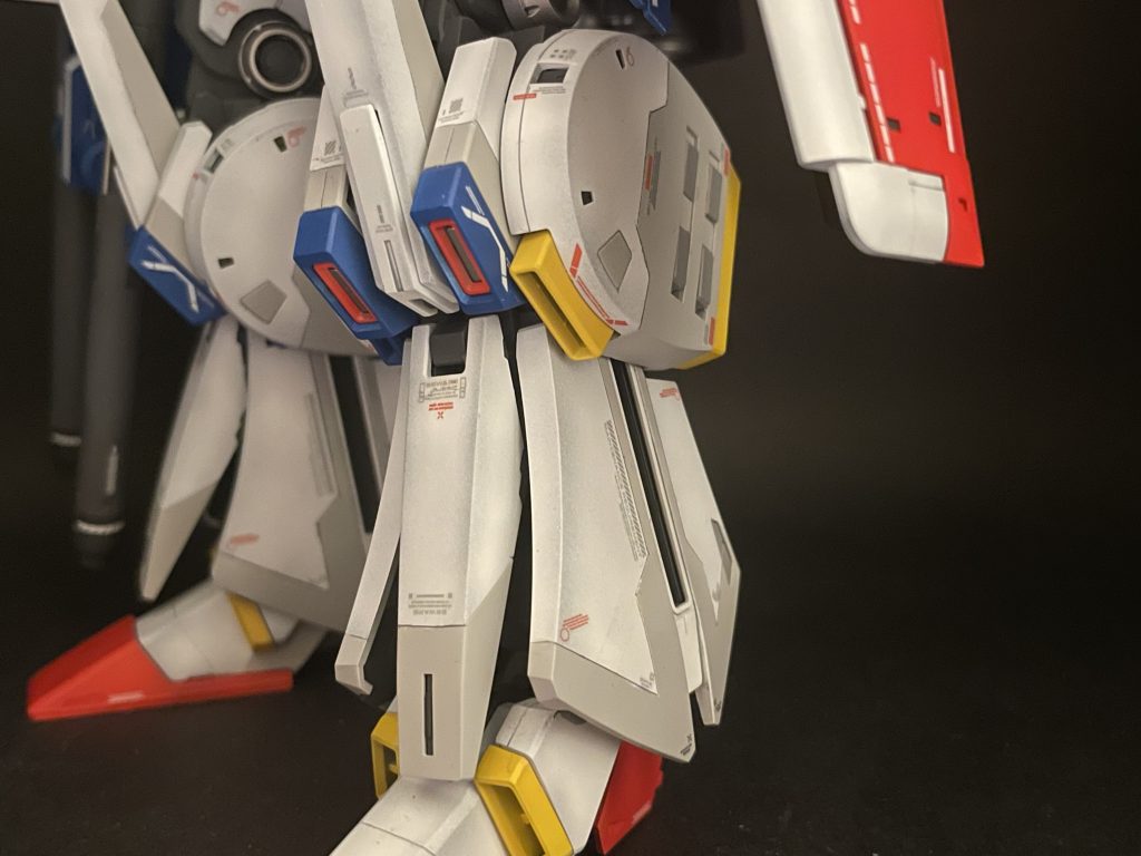 足パーツ不器用な私は絶対にやらないデザインですが、新ツールのおかげでサクサク作業が進みます。アホな私は“筋彫り楽しいんじゃね…？”すぐ調子に乗ります。