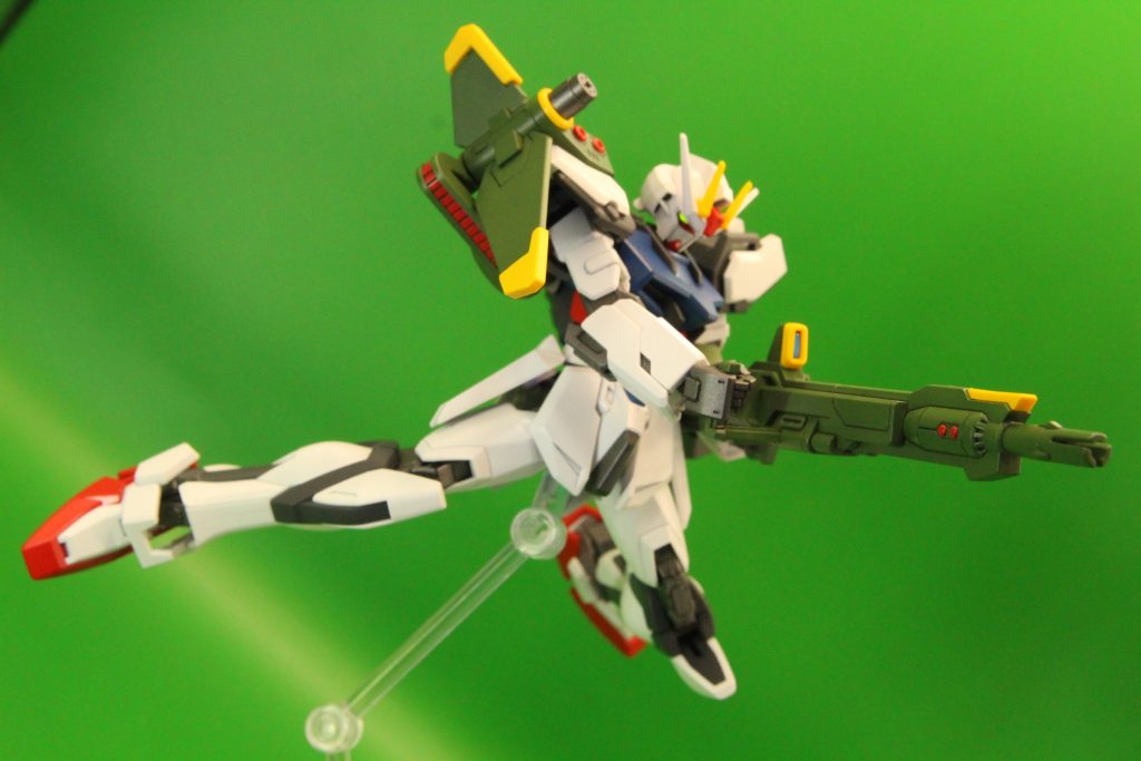 EG素体の可動域のおかげで、構えも迫力抜群です!連ザⅡで肩バルカンに苦しんだあの頃も鮮明に思い出せます。笑