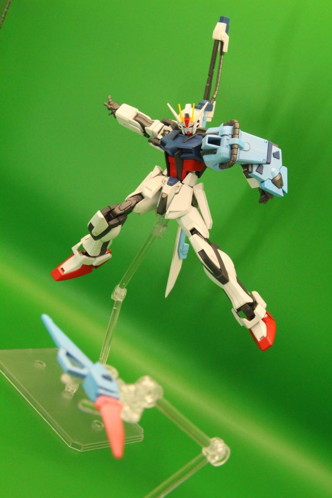 こちらはランチャーと比べて、EG素体の稼動域が活きて、やりたいポーズはだいたい取れます!ブーメランの投擲もお手の物。