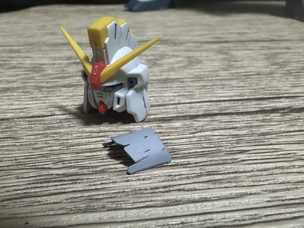 シェヘラザード風のマスクを0.3mmプラ板で切り出し、頬の装甲の隙間に差し込む形で脱着可能に。