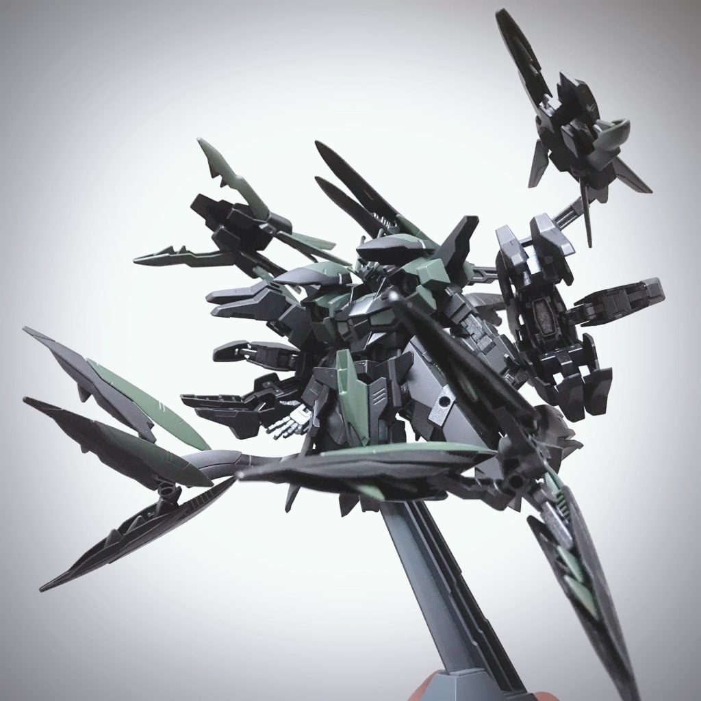 逆アングルから。常に浮遊しているので足はついていません。あんなのは飾りです。そういえば昔ガンダムアプリにて投稿したところバンダイ様からお褒めのコメントを頂きました。今でも励みになっております<(_ _*)>