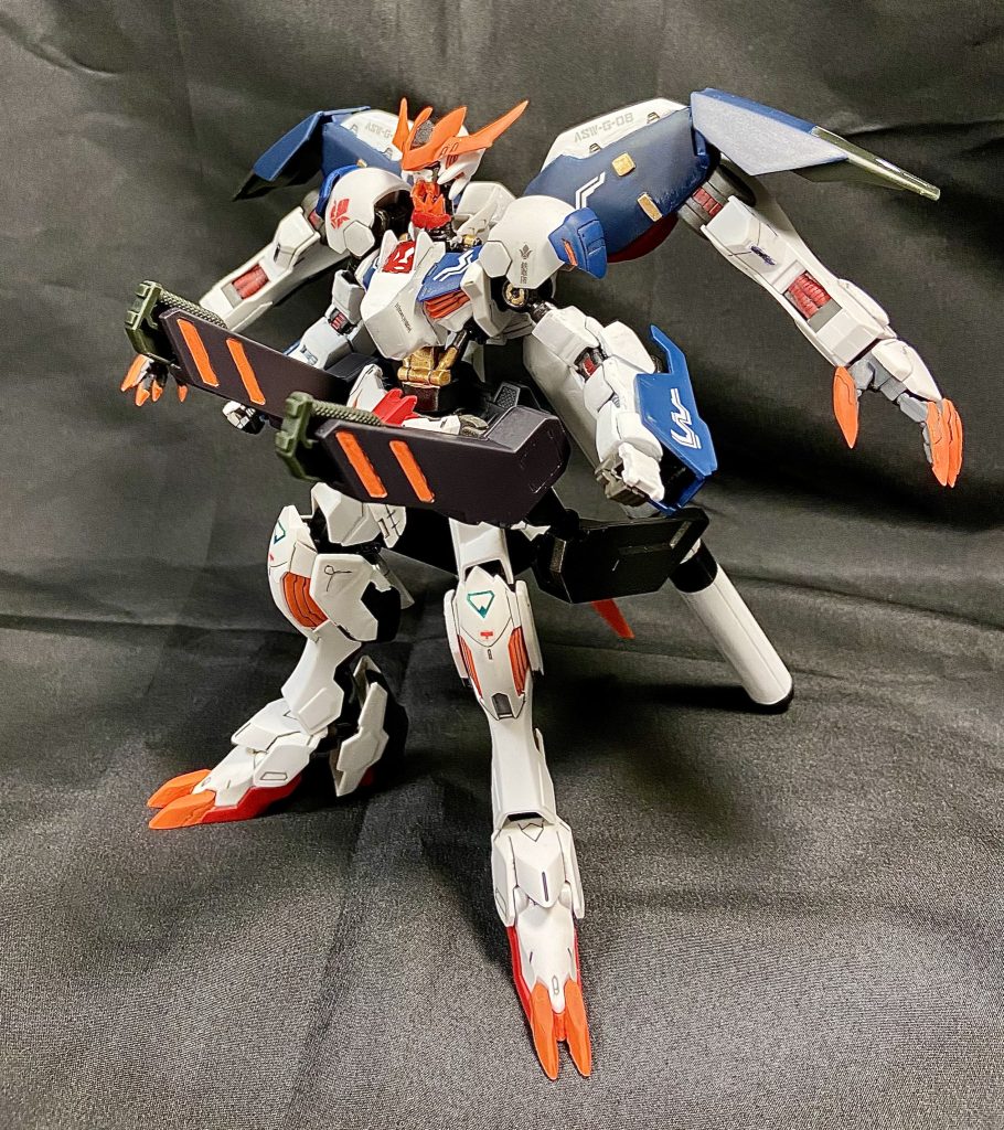 「マクギリス・ファリド」事件の後、突如として地球に現れた謎のガンダムフレームを持つ機体所属、搭乗者はともに不明だが、「鉄華団の悪魔」の再来として恐れられている