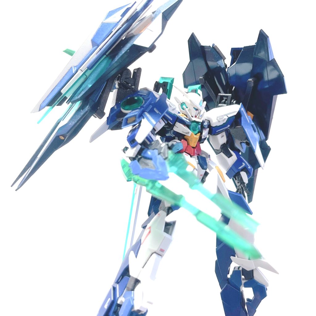 こちらはシールドを畳んだ通常状態です。肩のGNドライブでGNシールドは生成できますがこの大型GNシールド状態ならより広範囲を防ぐGNシールドを生成できます。