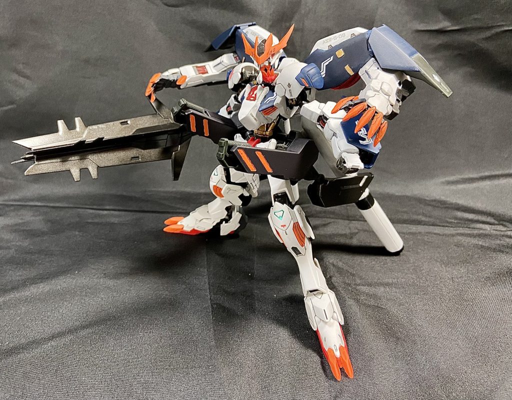 超大型メイス、腕部のグレネードランチャーなどバルバトス、グシオンの両機の武装を受け継いでいる