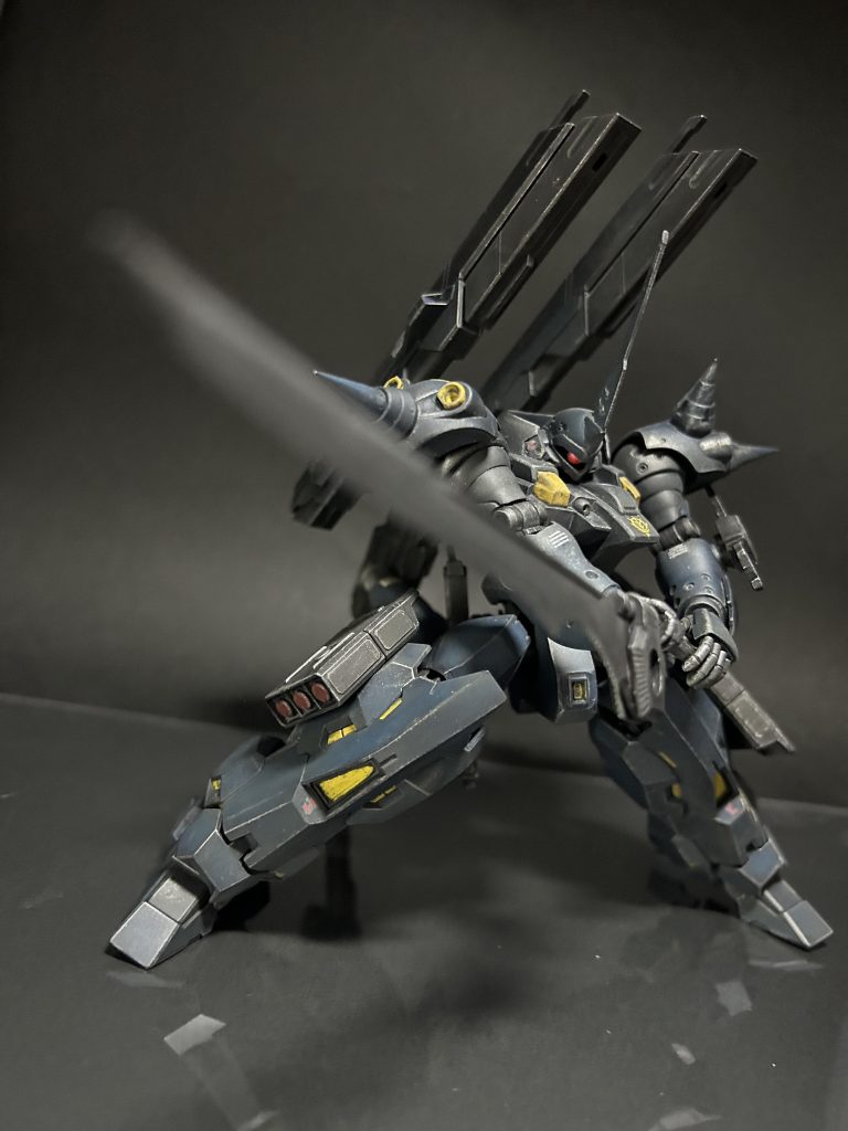 グランドスラムのスリットを活かしてスライドして腕にマウントできるようにしました