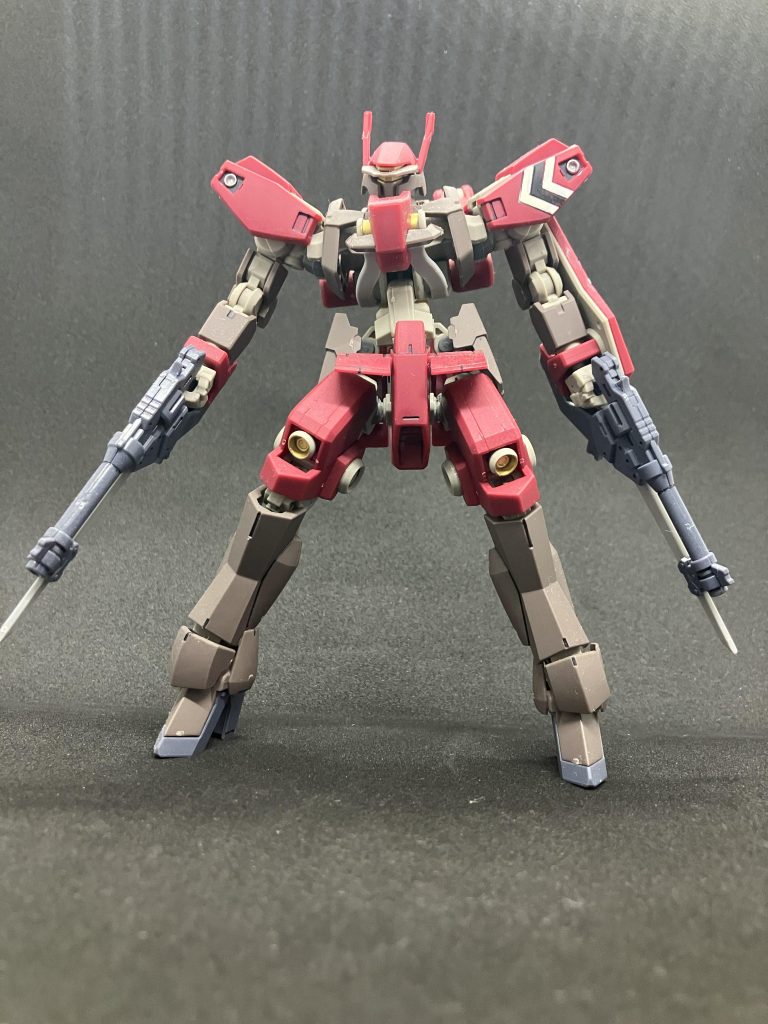 素立ち耳みたいなパーツ、左肩のパーソナルマーク?が特徴的左肩、左腕の白ラインは黒を足して、オリジナリティグレイズフレームとバーニアはメタリックカラーで部分塗装装甲は濃赤色のため、いつもの拭き取りタイプではなく、DAISOの油性スミ入れペンでクッキリつや消しトップコートでフィニッシュです
