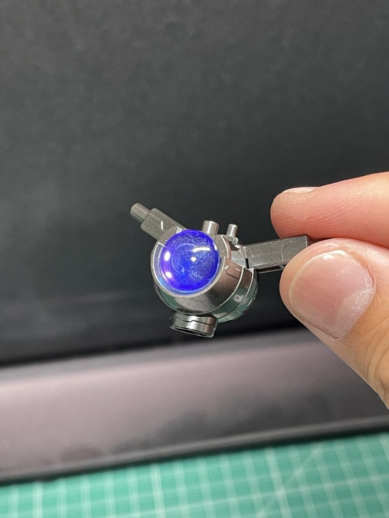 擬似太陽炉のレンズ内に紺色のレジンで固めて紫のホイルシールの上にはめたら綺麗に発色しました。見る角度によって青に見えたりしたりしていい感じです。両脚の太陽炉も同様でレジンで。