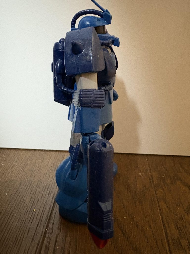 サイドポーズです。肘関節部分に防水パッキンを付けているため、肘は可動しません。