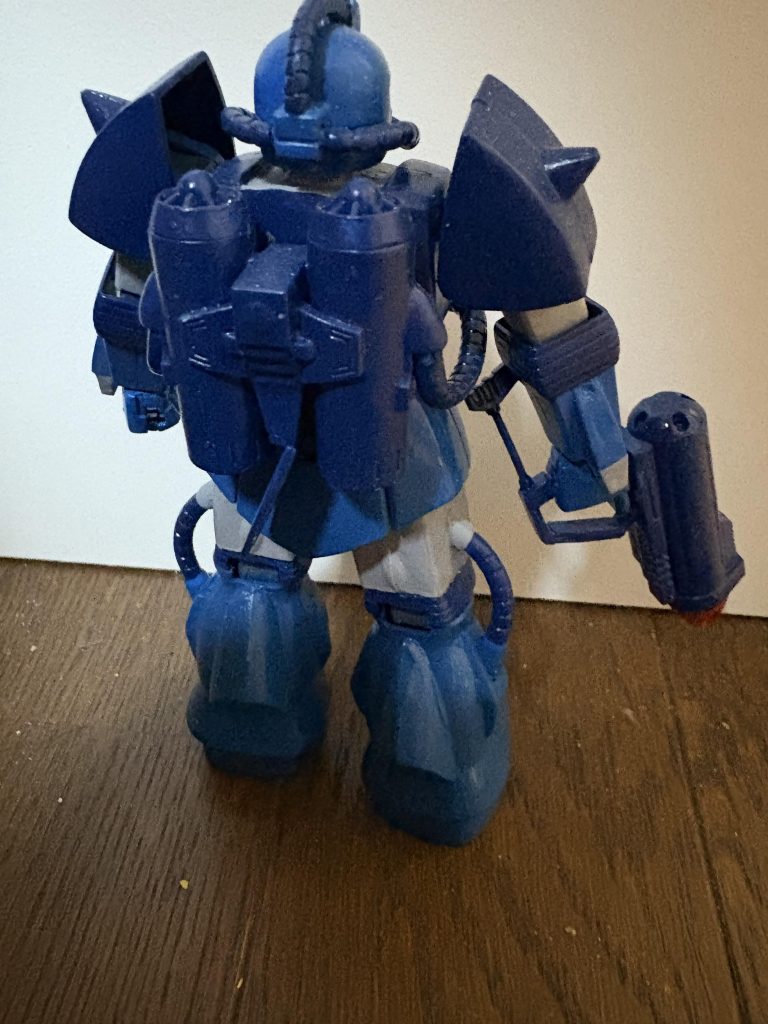 バックショットです。膝関節部分に防水パッキンを付けているので膝関節は可動しません。ありがとうございました。