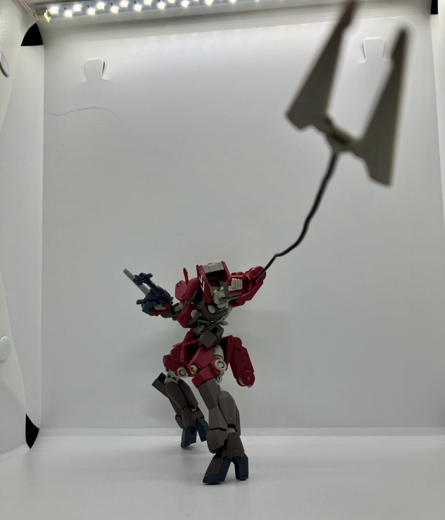 ここからはオマケパーツと鉄血オプションキットも混ぜつつマクギリスのシュヴァルベがベースキットなのでワイヤークローが付属ただ、リード線は無いので、100均の針金で代用しました