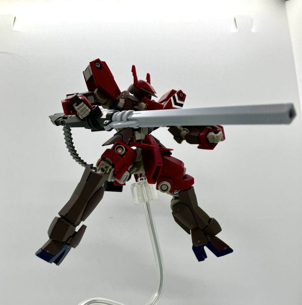 レギンレイズ用レールガンイオクの無能な象徴のような活躍しか見てねえ…どうやってもシュヴァルべには付かないので腰にテープで留めて撮影してます