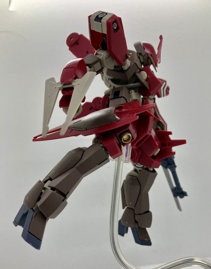 ポン付けとはいかないですが、太ももの装甲を付け替え、ブースターを追加、トサカも1本の頭部を使えば、ノーマルシュヴァルべにすることも可能にシクラーゼさん、脱走兵らしいので過去回想でカスタム途中とか形態見せて欲しいような…