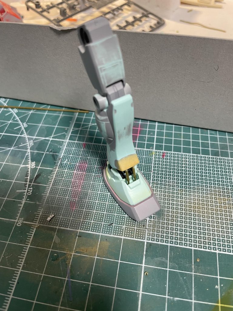 足首の関節の造形はちょっとショボかったので真鍮線と真鍮パイプでシリンダーを作成