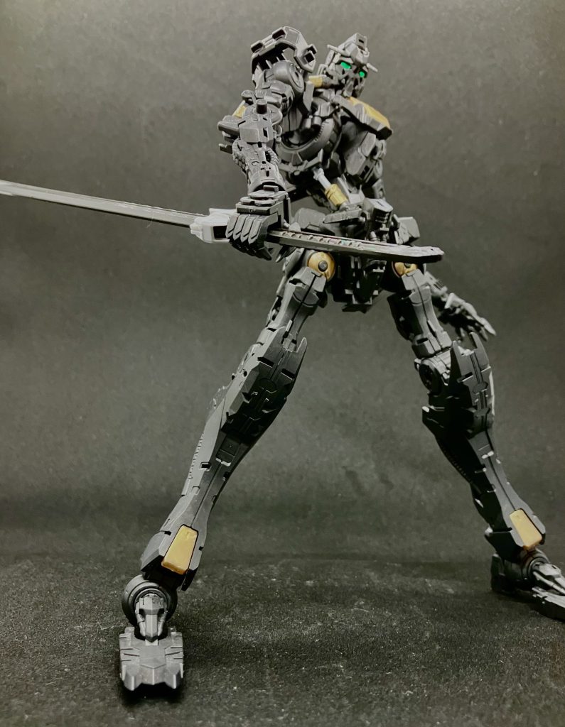 HGのガンダムフレームと比べると鋭角で劇中の破損時にチラ見えするガンダムフレームの画に忠実です