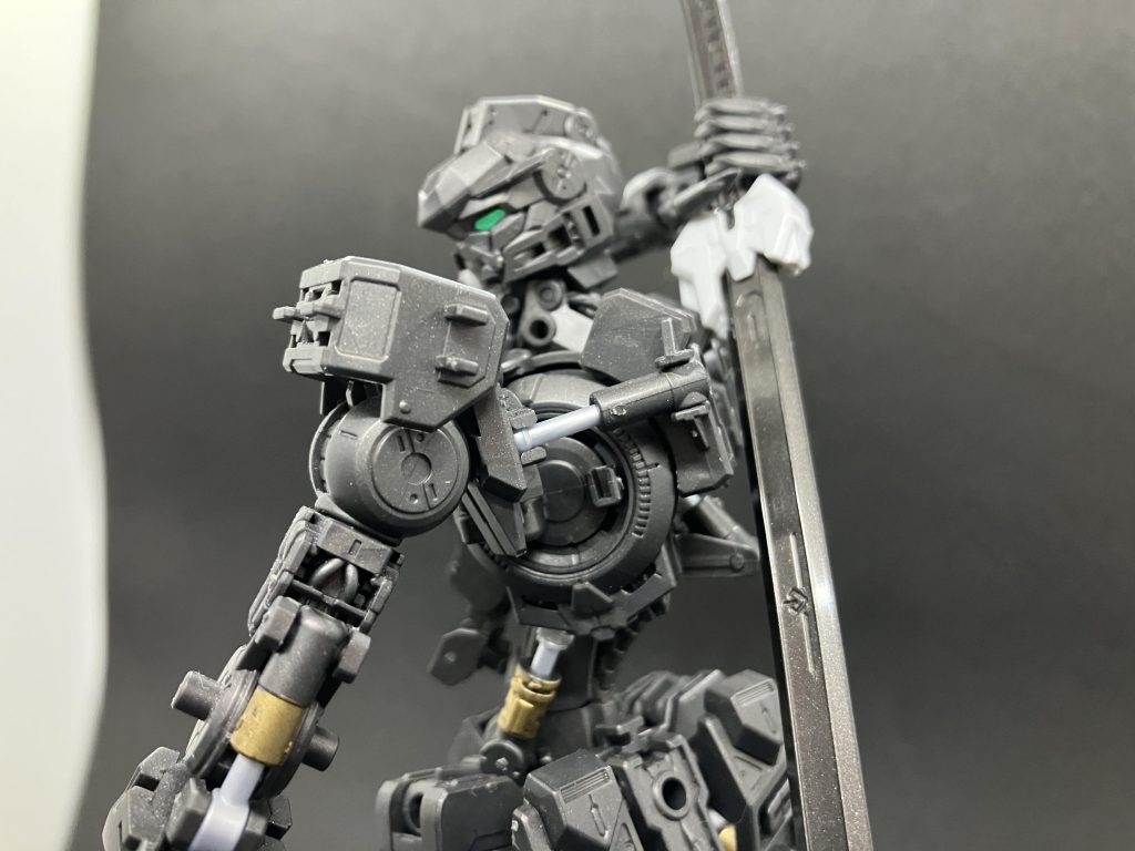 素組みでもフレームの鈍い光沢と、太刀の艶やかな質感、やっぱMGは美しいですね