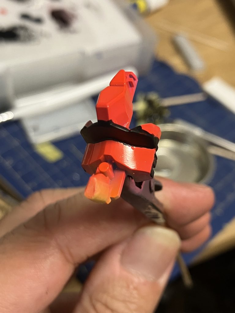 瞳はUV反応させたかったので蛍光レッドでベース塗装