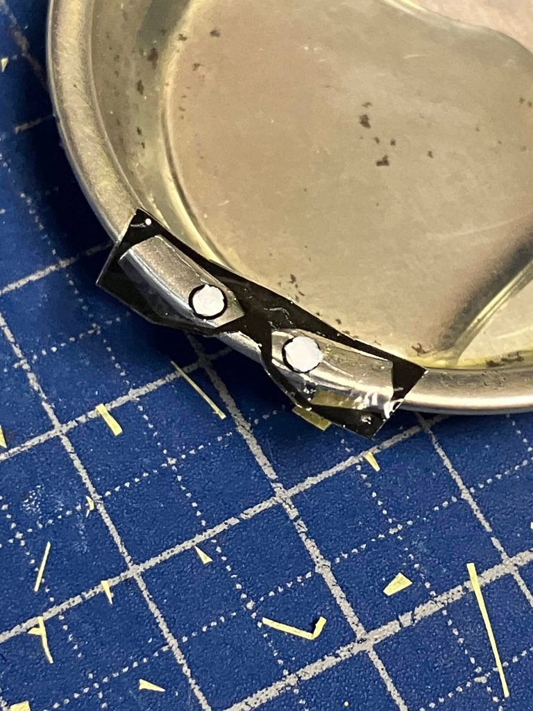 続いて自作クリアデカールを一旦剥離し、裏から瞳の白を裏打ちで塗ります。