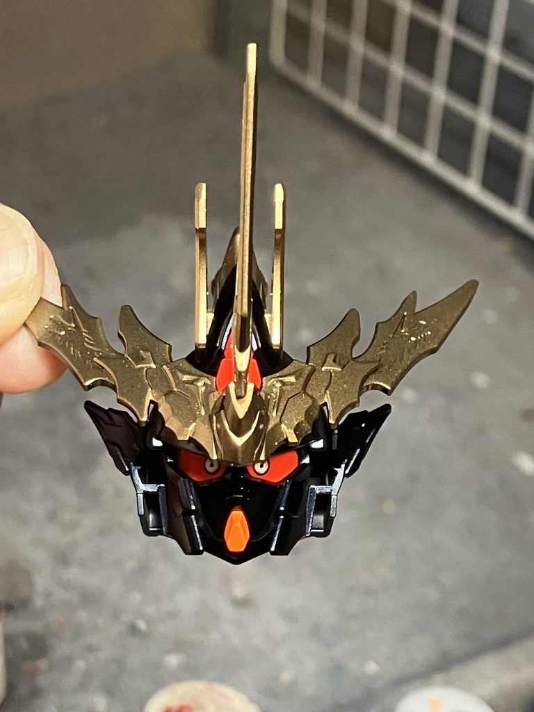 白の裏打ちが乾いたら再びマークセッターで瞳デカールを貼り付けます。コレで発光反応する悪い目の感性です。