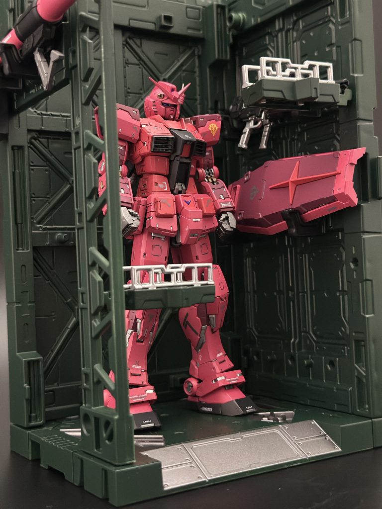 今回は百均で売っている山田化学さんのディスプレイベースを使用してみました。汎用性ある感じなのでこれからも撮影にちょくちょく使おうと思います。無才の中をイメージしてダークグリーンに塗ってみました。