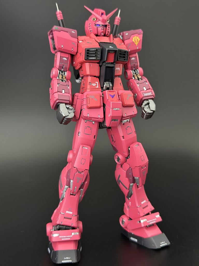 正面ジークアクス版赤いガンダムに全体のカラーを寄せつつ胴体やヘリウムコアのレッドは彩度を抑えめに、キットのライドグレーに当たる部分はキャスバル専用ガンダムやシャアザク胴体部からワインレッドを引っ張ってきてアクセントにしました。センサー類もジークアクス版に寄せてメタリックパープルにしています。