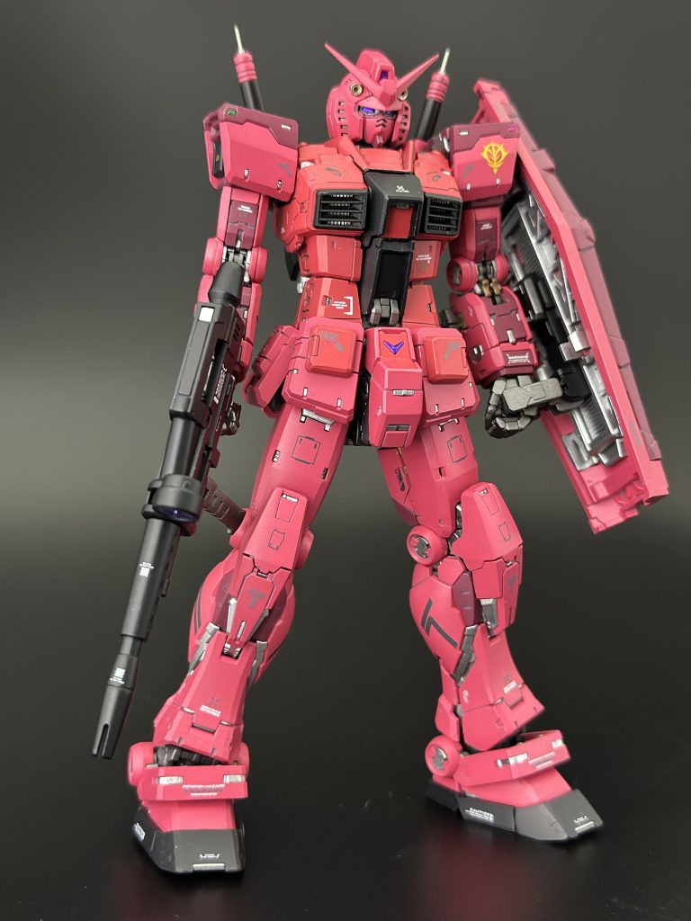 シールドとライフル装備塗装の練習がてら組んだのですがとんでもない密度のキットで、羽や大型武器もないのに３００近いパーツがギュッと詰まっています。特に肘膝関節はすごいことになっています。頭部バルカンは少し大きめな径のメタルパーツに交換。サーベルの尻にもICピンを埋め込んでいます。