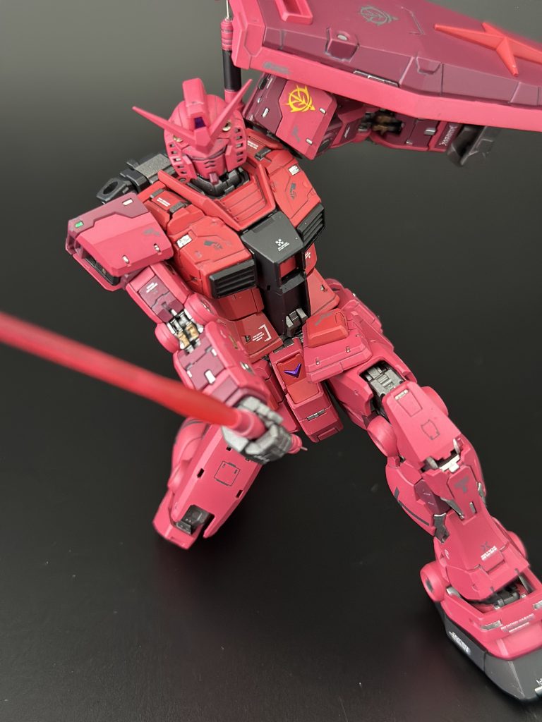 最後はアイキャッチサーベル振り下ろしで。今回、塗装が８割ほど終わった時点で人生最大級に腰をやりまして２週間ほど作業ストップしてしまいました。座るだけで呼吸ができないくらい痛く、食欲はあるのに食事の時間が苦痛という...10日ほど経ってもほとんどよくならないのでプラモ人生終わったかと思いましたがなんか急によくなって今は完全回復しました。カラーレシピ載せたかったんですが期間空いたせいで何が何だか全く分からなくなってしまいました。原因は足を組んだ状態で長時間やすり掛けしたせいだと思っております。皆様もご自愛ください。あと、横着してマスクせずクリア吹いてたら持病の鼻炎も悪化してもうひどい体調になりましたのでマスクもしましょう。見ていただきありがとうございました！！