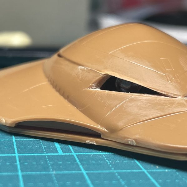 はじめましてネコひげですガンダム仲間と話してるうちに自分も作りたくなって挑戦することとなりました🐈ゆっくり妄想膨らませながら作っていきたいと思います宜しくお願いします！色々さわりたく何かしたくなるんですが、完成しててなかなか手を入れれませんモノアイだけは光らせたいとおもっております！（2枚目）