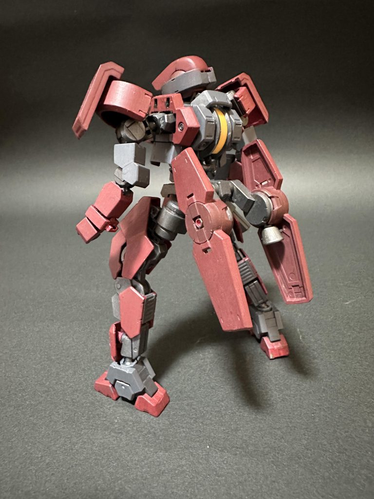 大きなホバーユニットはグレイズのものに換え、獅電のカラーリングに寄せた配色にしてあります。