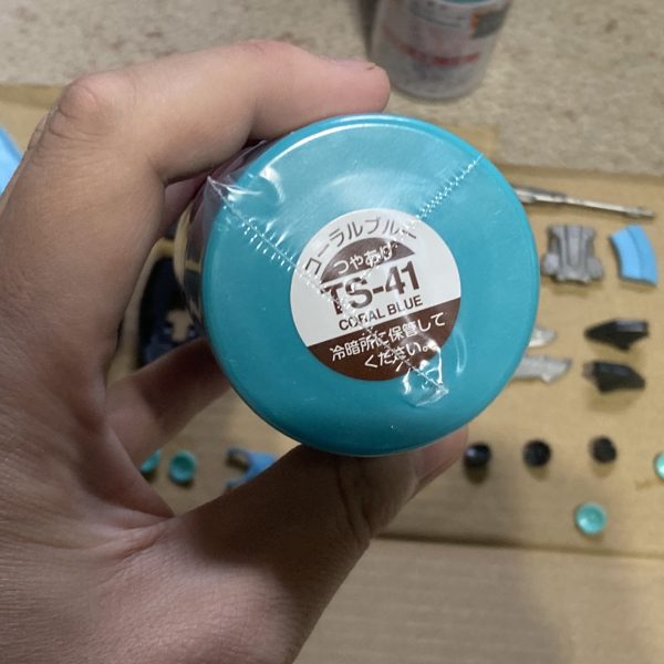 今回色分け多めなので塗装色別に洗浄と塗装を進める事に。まずはコーラルブルーに塗装するパーツを洗浄。（2枚目）