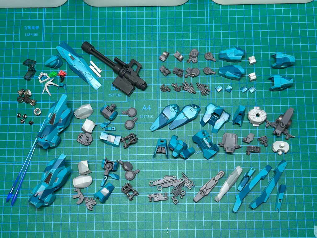 塗装墨入れまで終わった状態です。 今回、作り始める時はアニメ調の渋い色合いにするつもりだったはずなのに塗装工程に入る頃にはすっかり忘れていて、箱絵のイメージで色を作ってしまったので、劇中イメージに比べて色が違うくらい鮮やかな発色になってしまいました。 それではデジタルカラー風味のスプリッター迷彩仕様ルブリスウルをご覧ください。