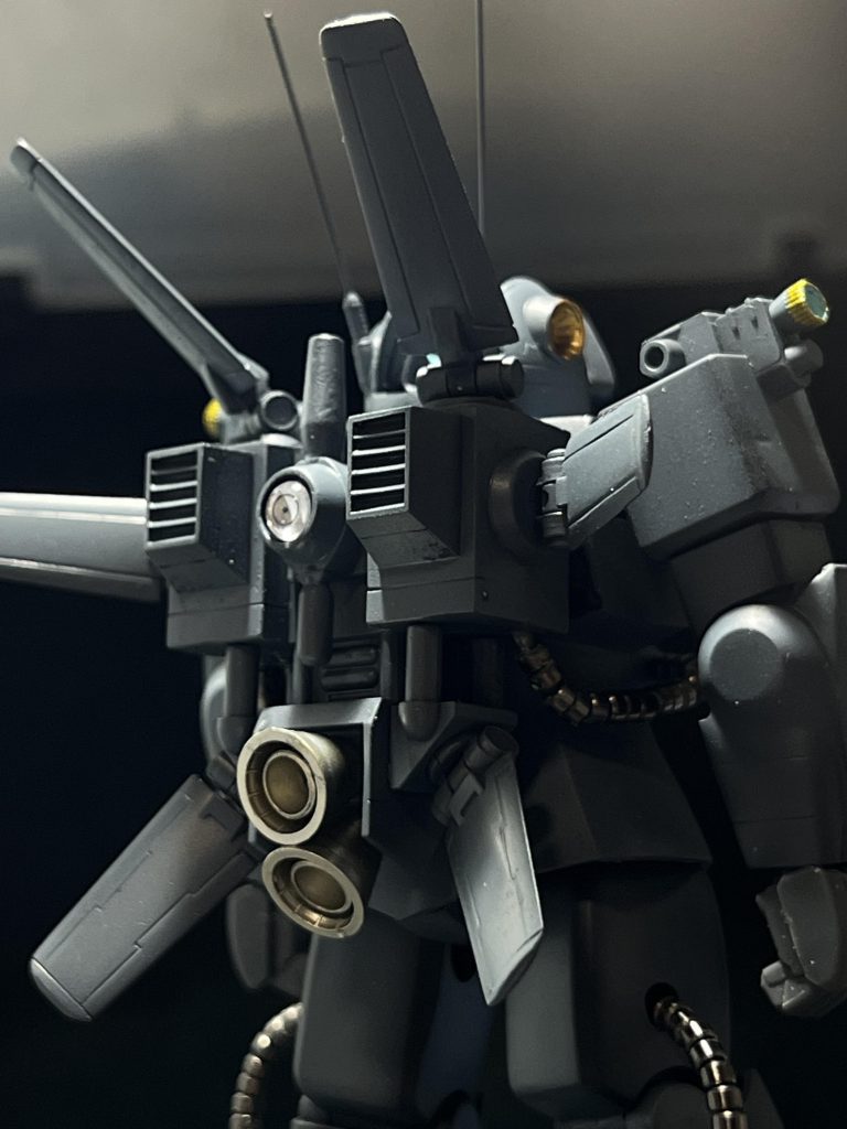 バックパックのバーニアはキット付属の物の中にスラスターを仕込んでディテールアップ。各カメラにはレジンを入れてレンズっぽく。