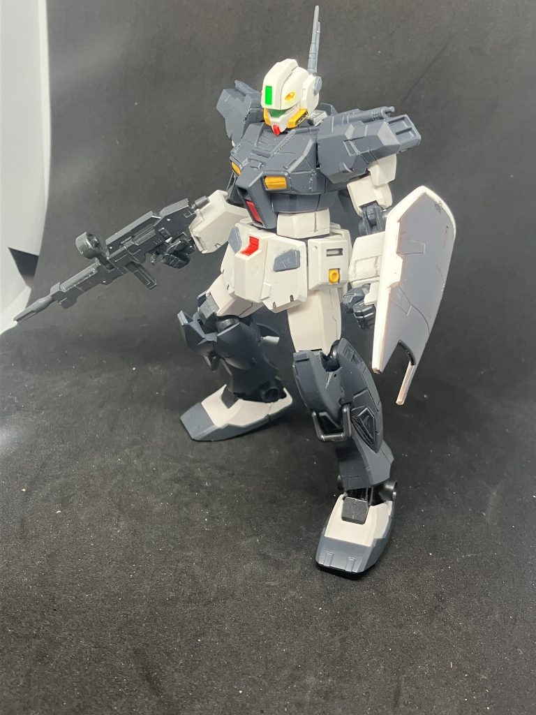 武装は、ビームライフルとシールドとビームサーベルと頭部バルカン砲です