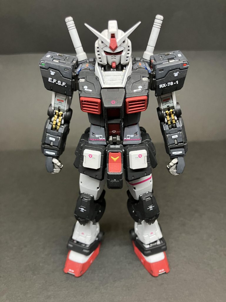 フレーム等は外装との違いを出したかったので、ドライブラシをメインに部分塗装でゴールド。トップコートは艶ありクリアー