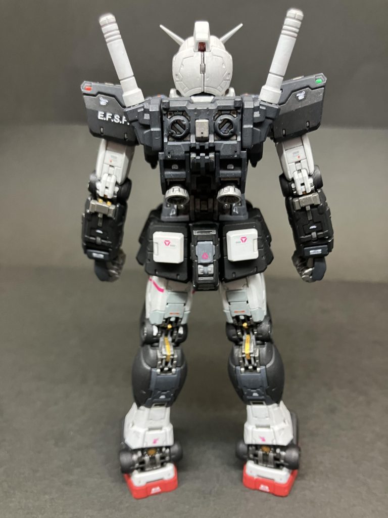 外装、黒は2色、白も2色で塗り分け。RGはパーツの塗り分けが簡単ですけど、カロリーお高めで疲れます。トップコートはつや消しで