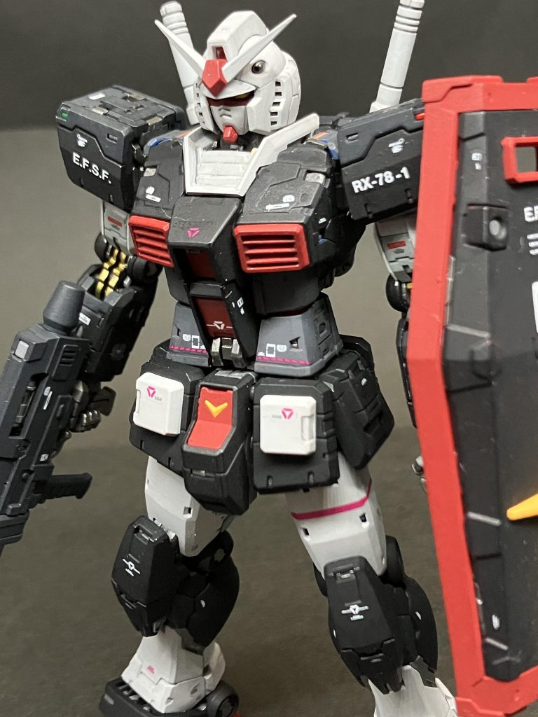 今回は保護目的で塗装後にクリア吹いて、墨入れデカール後にもう一回ってやってみたのですが、つや消しでやったもんでマークセッターが残って少し残念な仕上がりに。捨てクリアはツヤありじゃないとダメですね。勉強になりました