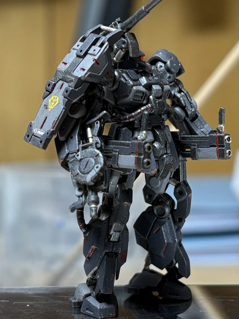 シールも貼ったですよ(zaku-kao8)ジオンマークは貼った後に全塗装し直したので、同じ場所に2枚貼っています(zaku-kao8)筆の調子が良かったので、結構重ね塗りしています(zaku-kao8)