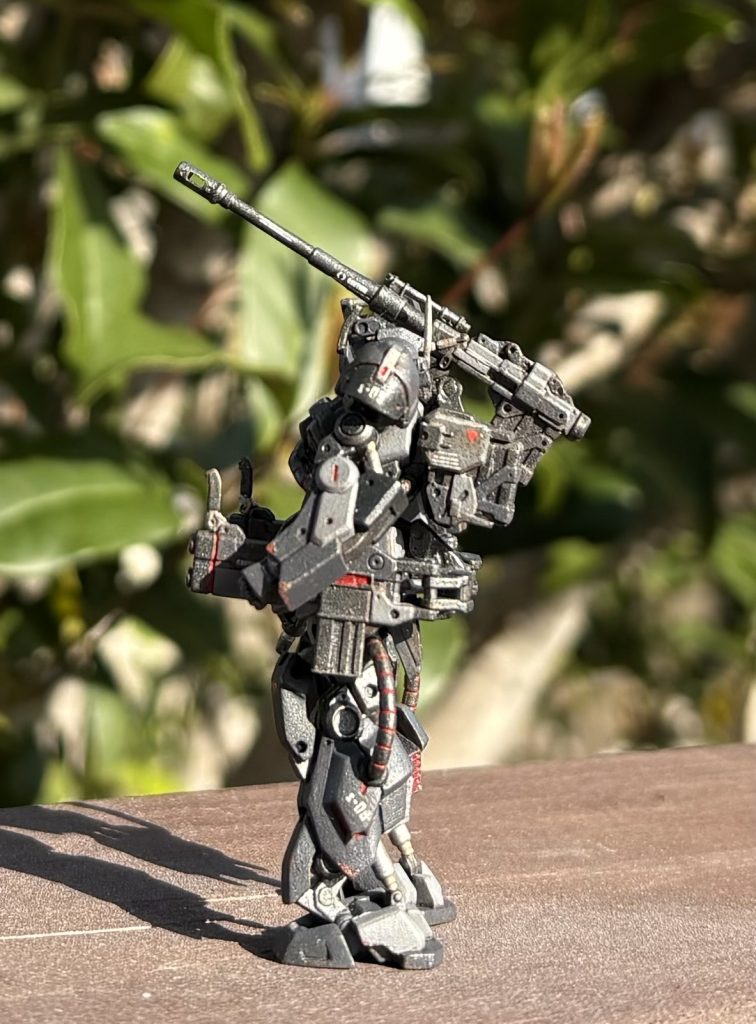 アタシ、このザクキャノンは、塗り分けを想定して、出来るだけ凹凸の境目に切り込みを入れたんですよ(zaku-kao8)偶然ヨッさんと同日に同じ動機で買ったタガネが使いやすくて、絶対要らないところもシュッシュッと彫っています。平面はキサゲで平らにしました。結局、塗装を厚塗りしたので、何だかモッタリしてますね(zaku-kao8)