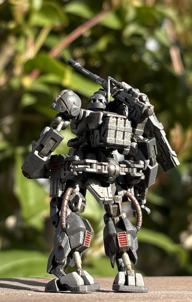 なんか腰回りが横に広くてブサイクです。あの人たちなら調整するんでしょうが、アタシは真っ向勝負!ブサイクならブサイクとして生き抜くザクキャノンです(zaku-kao8)