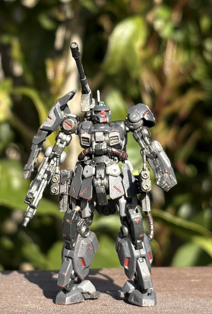 太陽の下でザクキャノン。ギンギンに光ってた装甲は落ち着いたと思うけど、そもそも部分的にガンメタが覗くので、結局ギンギラギンにわざとらしくなってます(zaku-kao9)