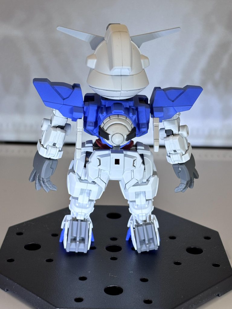 まずは装備をとっぱらった状態ですキャリバーンはほとんど弄らずにエクシアから背中部分と肩、武装を持ってきてます。背中部分はニッパーで切ったりヤスリで削ったりしてから接着剤で貼り付けてますSDEXエクシアの肩部にあるビームサーベルはパーツと一体化してたので、ニッパーで少し切ってからキャリバーンのビームサーベルを着脱出来るようにしました本体のカラーリングはエアリアルを参考にして、青い部分は水性ホビーカラーのエアリアルブルー、アンテナの部分はガンダムホワイトを使用してます