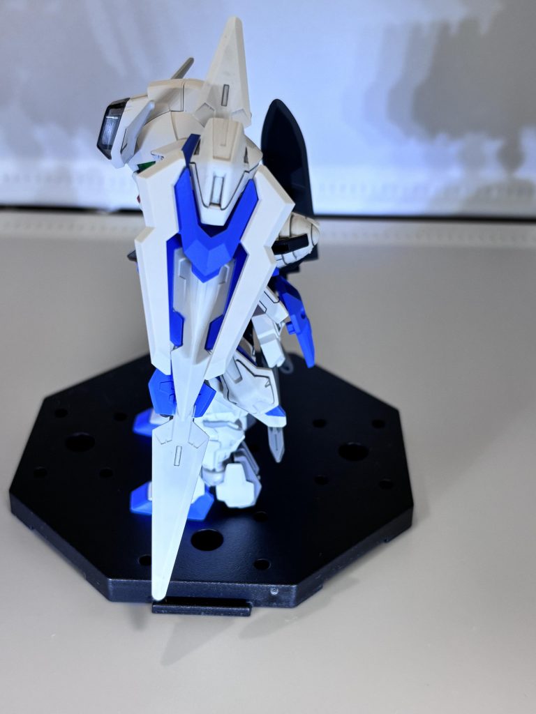 次に装備を持たせてビットオンフォームにした状態ですどうせならエクシアの武装を付けれるだけつけたいと試行錯誤して、GNシールドにエクシアのショートブレイドとロングブレイドを取り付け、3ミリ穴を開けてからビットも付けれるようにした結果、大型の武器みたいな感じになりましたGNソードはエクシアのものをそのまま使用してます