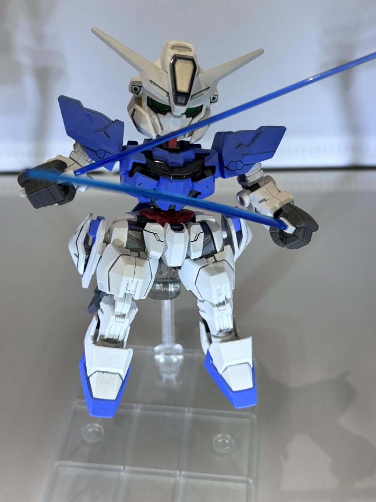 ロングブレイド、ショートブレイド装備時とビームサーベル装備時。ポージング変わってないことに写真撮ってから気づきました