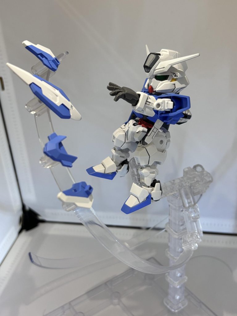 エスカッシャンもきちんと装備できますGNシールドもビットと一緒に並べるとあんまり違和感ない気がします